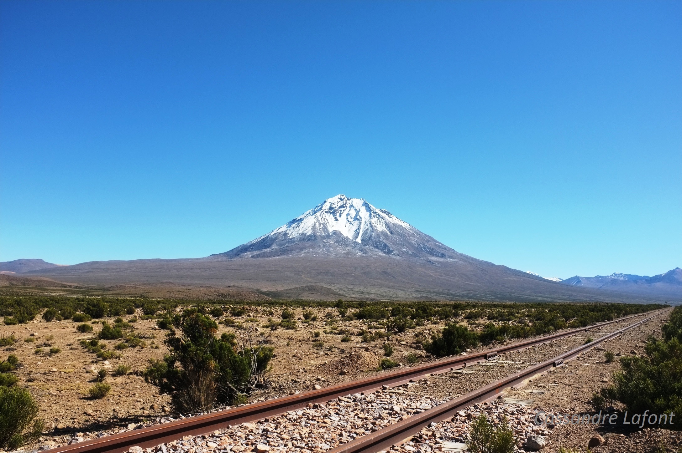La ligne ferroviaire entre Arica et La Paz et le Volcan Tacora (5988m)