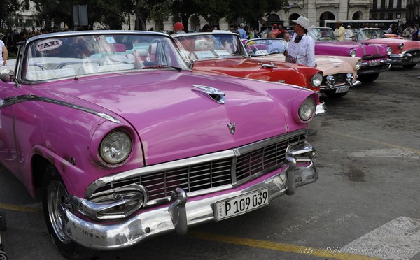 Vieilles voitures am&eacute;ricaines des ann&eacute;es 50 dans le quartier d'Habana Vieja