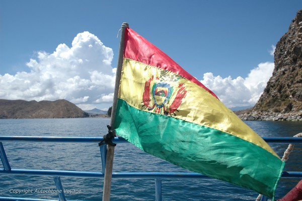 Drapeau Bolivien sur la navette pour l&rsquo;&icirc;le du Soleil &ndash; Lac Titicaca 