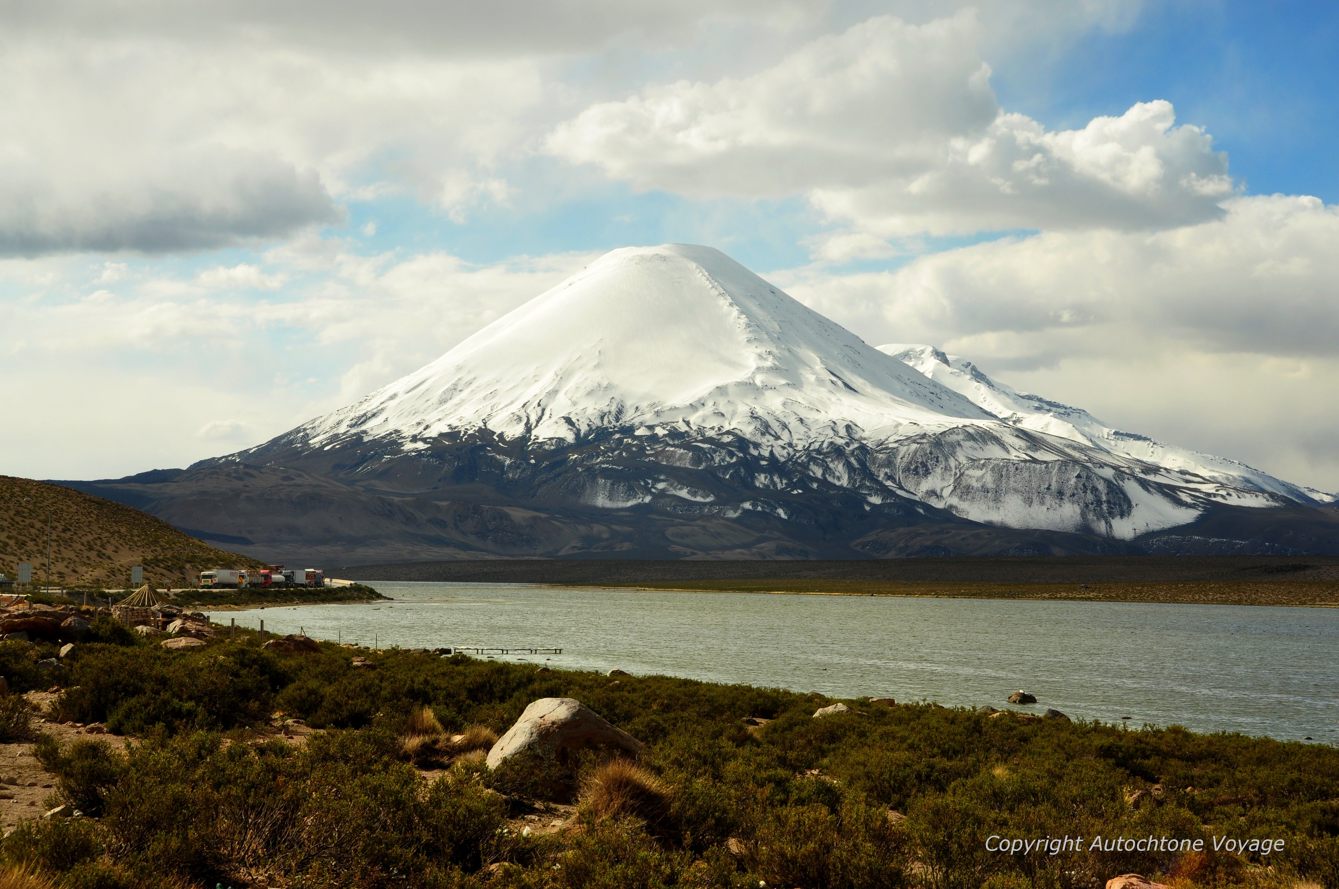 Le Volcan Parinacota (6348m) et le Lac Ch&uacute;ngara&ndash; Parc National Lauca