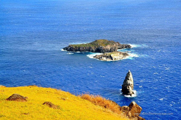 Les Motus vus depuis le village d&rsquo;Orongo &ndash; Volcan Rano Kau