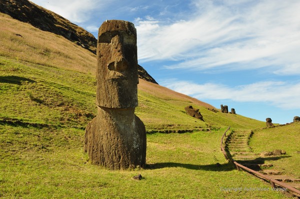 La carri&egrave;re de Moai du volc&aacute;n Rano Raraku &ndash; Ile de P&acirc;ques