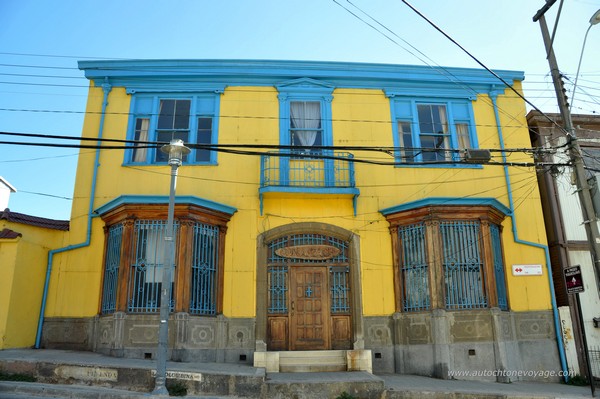 Maison en bois color&eacute;e des collines de Valparaiso 