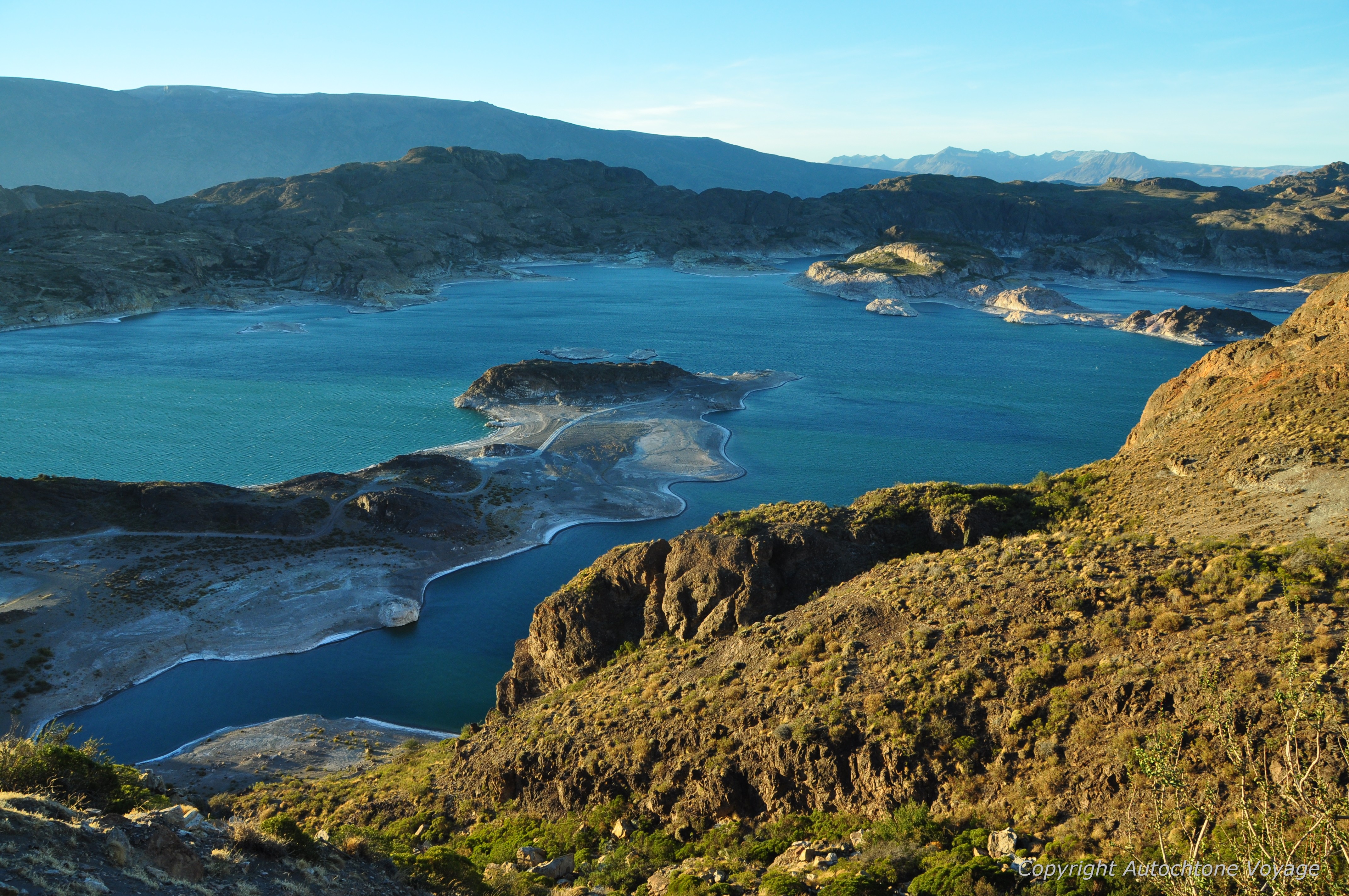 Le Lac G&eacute;n&eacute;ral Carrera au coucher du soleil &ndash; Chile Chico